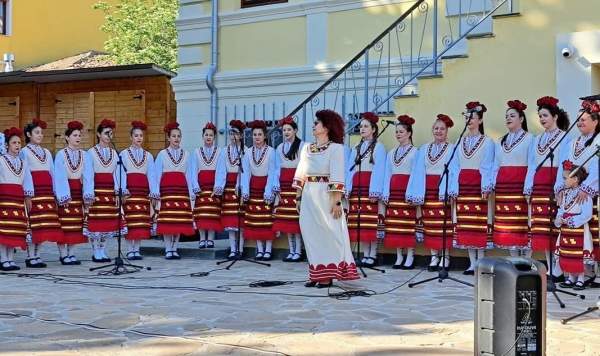 Мила Попова и ее весенне-осенние этнопалитры в Бургасе