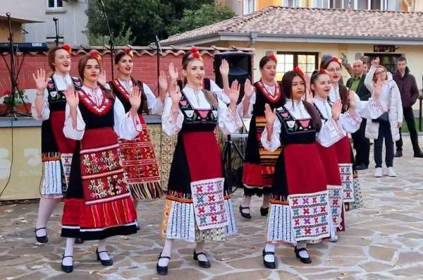 Мила Попова и ее весенне-осенние этнопалитры в Бургасе