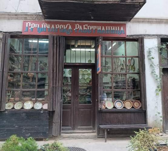 Царские символы Второго болгарского царства украшают сграффито керамику современных гончаров