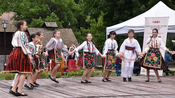 Праздник болгарской азбуки и культуры отмечают во многих краях мира