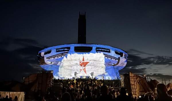 Гости фестиваля OpenBuzludzha уверены, что памятник времен социализма на вершине должен остаться туристической аттракцией