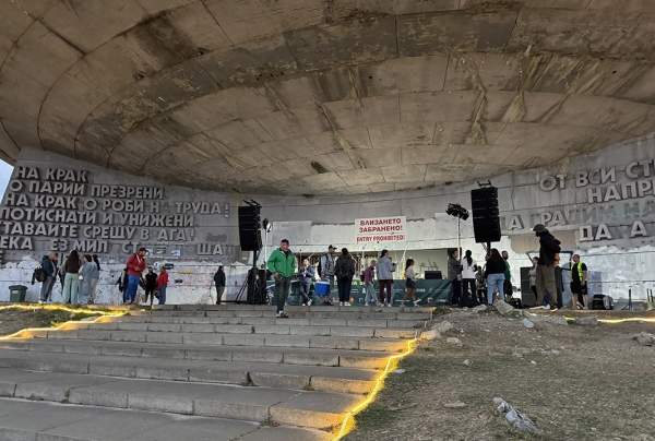 Гости фестиваля OpenBuzludzha уверены, что памятник времен социализма на вершине должен остаться туристической аттракцией