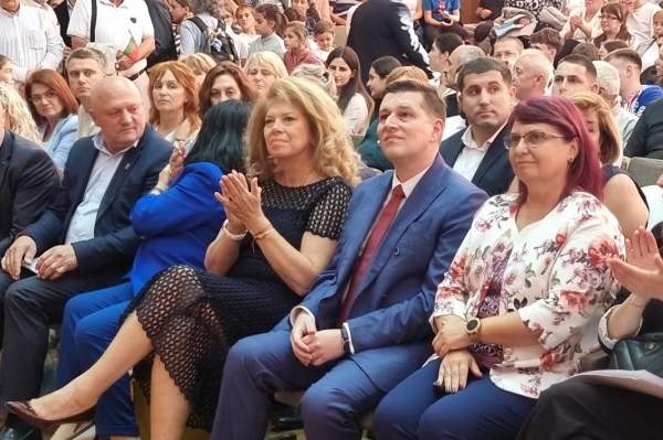 Вице-президент Йотова вручила Гран-при Конкурса эссе для молодежи из Украины и Молдовы