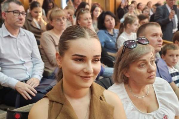 Вице-президент Йотова вручила Гран-при Конкурса эссе для молодежи из Украины и Молдовы