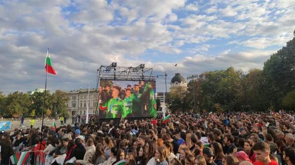 Единение в успехе – тысячи болгар в эйфории на встрече со сборной по волейболу