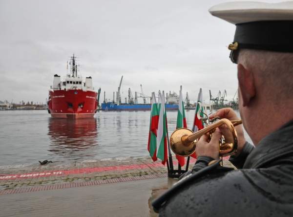 Научно-исследовательский корабль Свв. Кирилла и Мефодия отплавал к Антарктиде