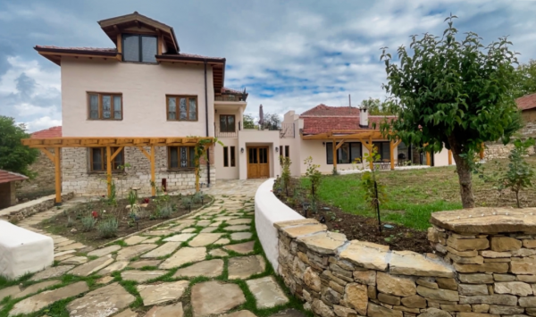 Среди водопадов и пещер – Деветакское плато предлагает и деревенский туризм с особым колоритом