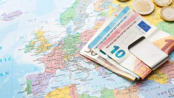 Ведение евро беспокоит болгар, но привлекает иностранцев