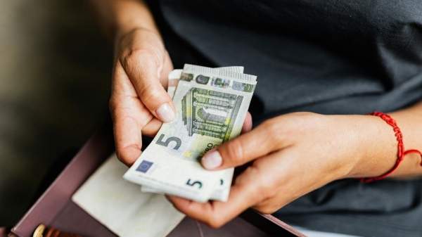 Ведение евро беспокоит болгар, но привлекает иностранцев