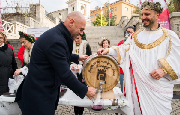 Фестиваль молодого вина в Старом Пловдиве очаровывает ароматами и духом традиций
