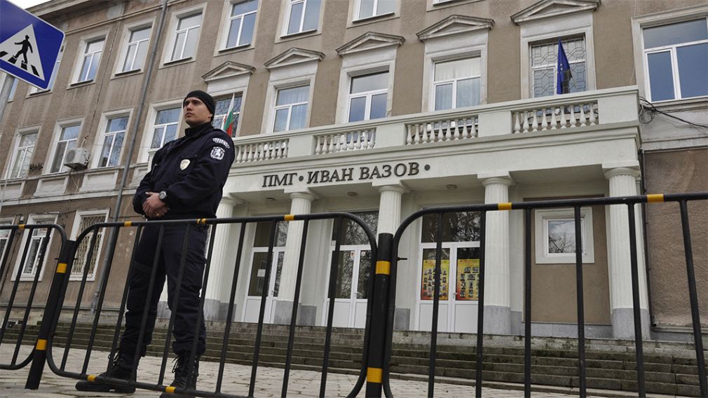 Полиция расследует сигналы о взрывных устройствах в разных школах страны