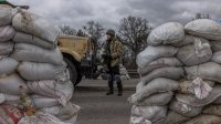 Украина сохраняет контроль над столицей, жители Мариуполя бедствуют