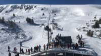 В высоких частях гор все еще есть условия для катания на лыжах