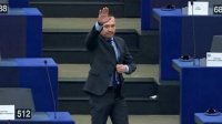 Депутат Европарламента Ангел Джамбазки оштрафован за приветствие с поднятой правой рукой