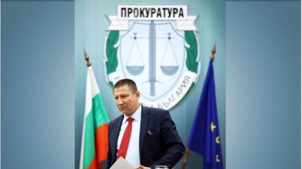ФБР вручило грамоту и.о. главного прокурора Болгарии Бориславу Сарафову