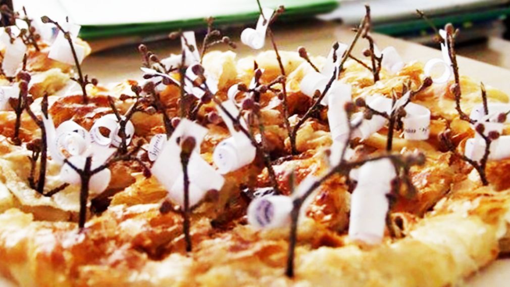 Первый день Нового года встречает всех нас пожеланиями в пироге