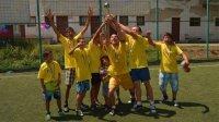 Цыганские и болгарские дети выходят  плечом к плечу на футбольное поле  в клубе  «Конкордия»