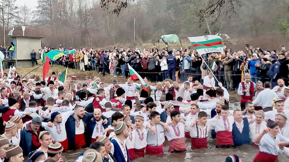 Мужчины в народных костюмах станцевали богоявленское хоро в водах реки Тунджа