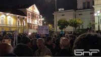 Граждане снова протестуют перед парламентом против бумажных бюллетеней