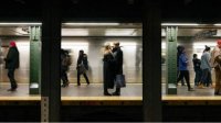 &quot;In Transit&quot; фотографии с метро Нью-Йорка оказываются в центре Софии