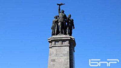 Россия завела уголовное дело из-за нападения на памятник Советской армии в Софии