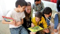 Добровольцы из фонда «Подарите книгу» помогают брошенным детям научиться читать
