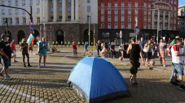Протестующие останутся ночевать в палатках перед зданием правительства