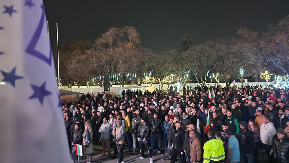 Тысячи вышли на митинг в поддержку правительства