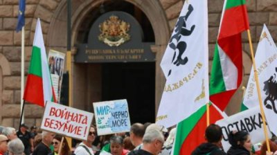 Сторонники партии "Возрождение" потребовали отставки правительства