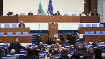 Парламент разрешил размещение американских самолетов на авиабазе &laquo;Безмер&raquo;