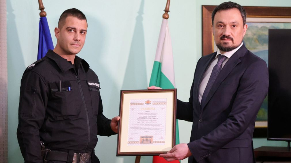 Наградили пограничного полицейского за спасение украинцев в ДТП