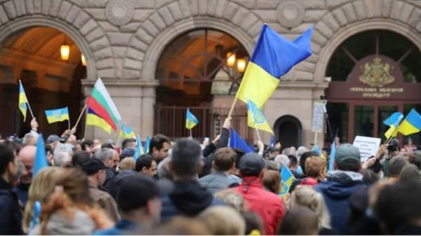Шествие в поддержку военной помощи и солидарности с Украиной проходит в Софии
