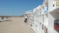 Отдыхающие на черноморском курорте «Албена» загорают с книгой в руках