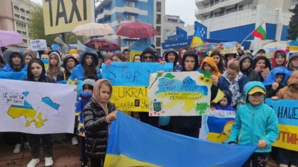 Украинские беженцы сказали «Спасибо!» на многолюдном шествии в Солнечном береге