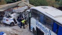 Автобус с мигрантами врезался в полицейскую машину и убил двух полицейских