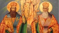 Святых Кирилла и Мефодия изображают на иконах как книжников и просветителей