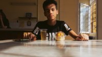 Фотовыставка представляет воспоминания, одиночество и труд семи детей-беженцев из Сирии