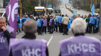 Работники общественного транспорта проводят протест с требованием о повышении зарплаты