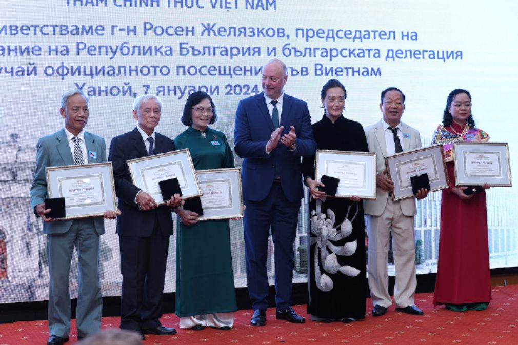 Вьетнамские граждане награждены за вклад в развитие двусторонних отношений