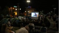 Протесты продолжаются: кино на Орлином мосту и контрпротест у посольства Румынии
