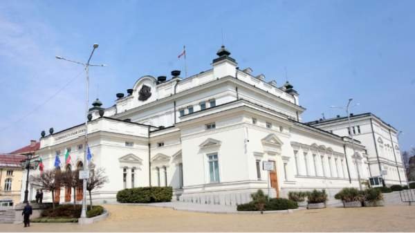 Болгарский парламент попрощался со своим старым зданием