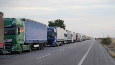 На границе с Турцией образовалась очередь из грузовиков