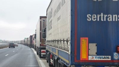 Интенсивное движение легковых и грузовых автомобилей на границе с Турцией