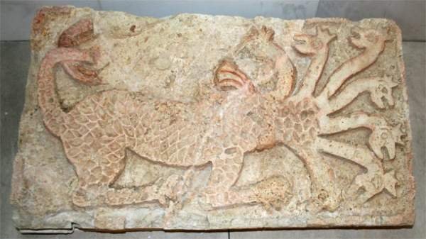 Уникальная пластика с изображением семиглавого змея с коронами ХІХ века в Национальном историческом музее