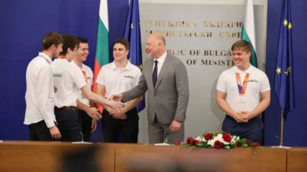 Росен Желязков вручил национальный флаг олимпийским командам по естественным наукам