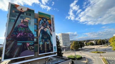 Кукеры &laquo;ожили&raquo; на стенах шестиэтажного здания в Пернике