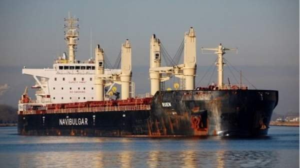 Индийский военный корабль потребовал от сомалийских пиратов на судне 