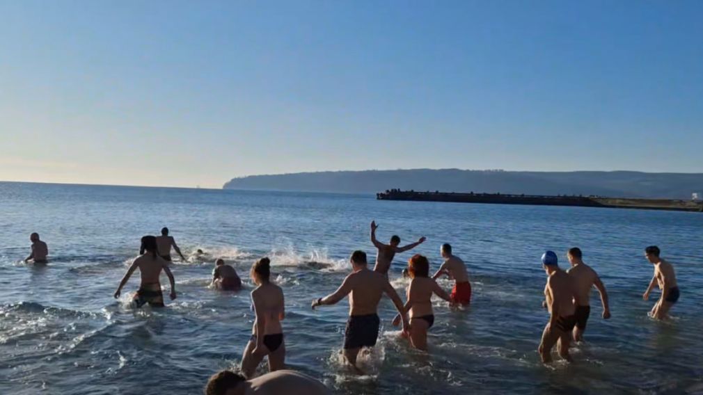 Варненские энтузиасты встретили 2026 год купанием в холодных водах Черного моря