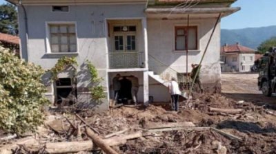Украинцы помогают жителям затопленных сел в Карловском районе