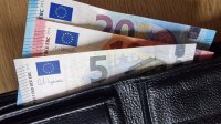 В будущем году зарплаты госслужащих возрастут на 5%, пенсии &ndash; на 8%